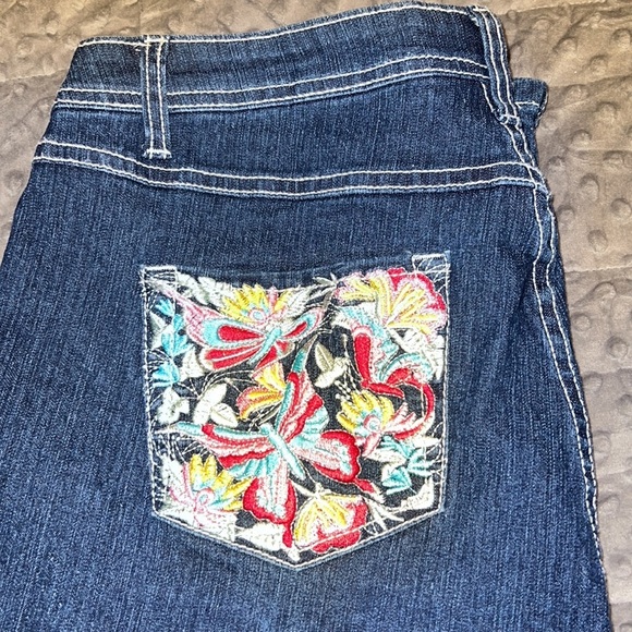 Sizzle Jeans 13 capri embroidered floral back pockets measurements in pictures - Picture 10 of 12
